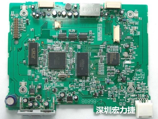 大面積PCB若電子元器件數量多、重量較重，板材強度不夠時容易產生PCB中央部凹陷問題。